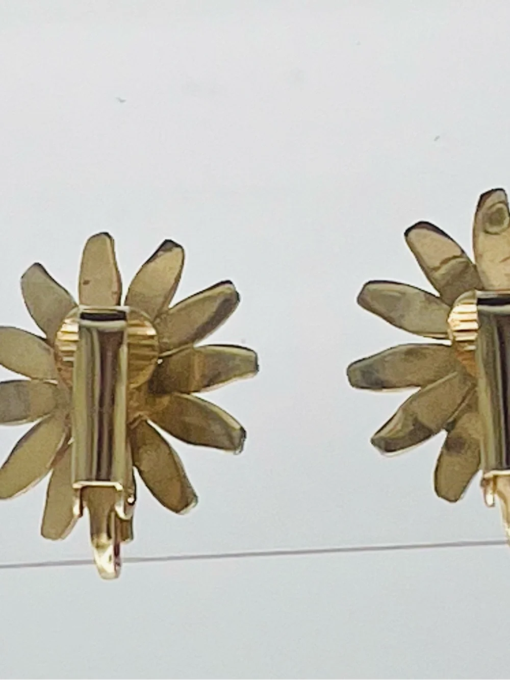 Vintage White & Yellow Enamel Daisy Clip-On Earrings. Mid century Modern